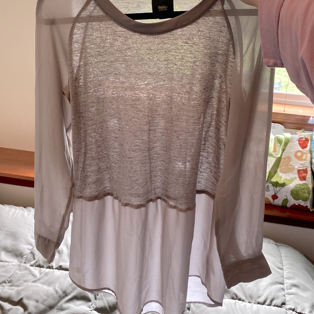 Mossimo silver top size XS but can fit a MEDIUM gal!